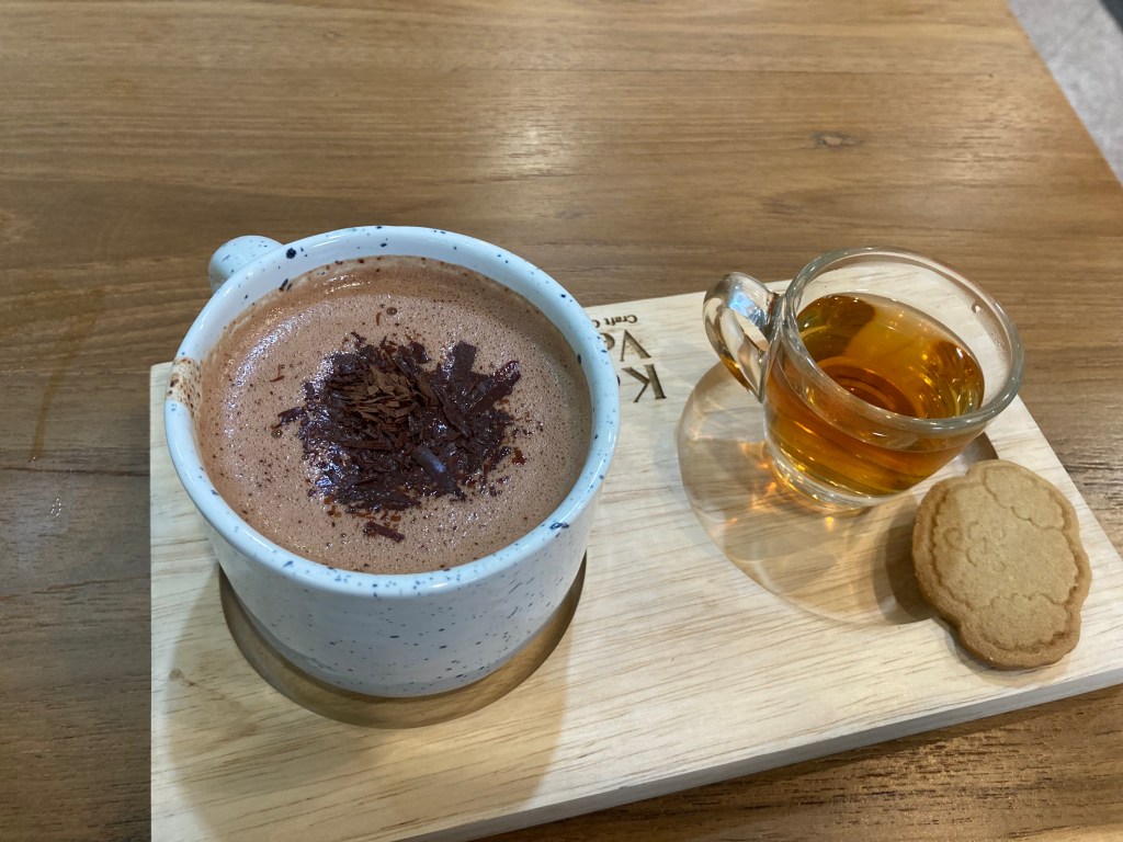 Hot chocolate with cocoa of Chiang Mai origin. 75% dark.

The cocoa trees are planted in Mediterranean red soil; goes through a 7-day fermentation process at an altitude of 500 meters above sea level.

This is the cleanest fruit flavour I've tasted in cocoa, with a hint of citrus. They say it's got longan notes ... I've never had longan but I have to try it now. Longan is similar to lychee from what I've heard and I love lychee.
